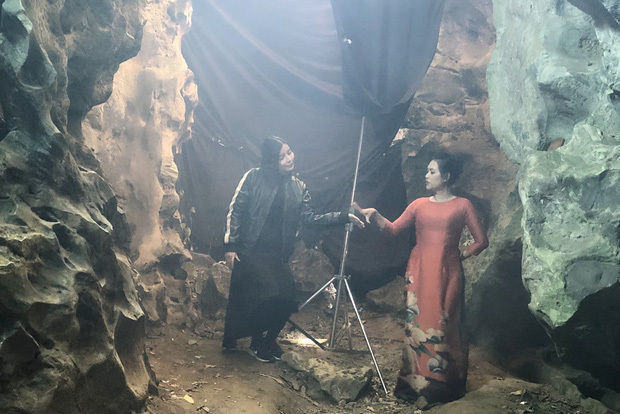 Cao Thái Hà cực khổ ngủ trong hang, sàn đá làm giường trong phim mới
