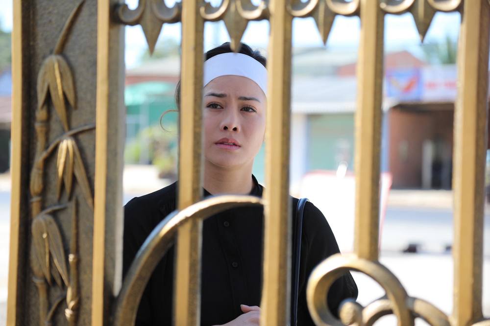 Nhật Kim Anh đeo khăn tang, mặt vô hồn đứng khóc trước cửa nhà