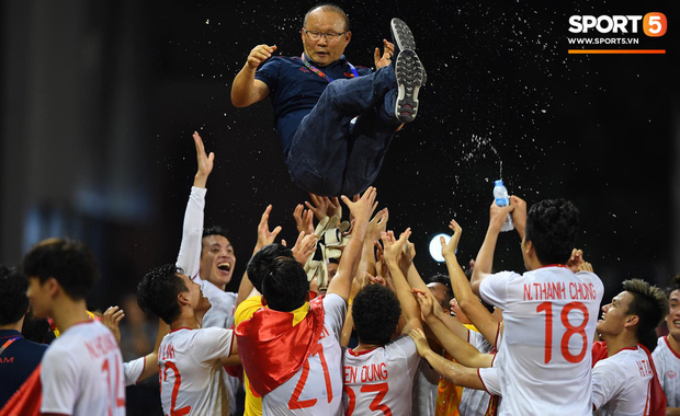  
Cầu thủ Việt Nam ăn mừng cùng thấy Park Hang-seo. (Ảnh: Sport5)