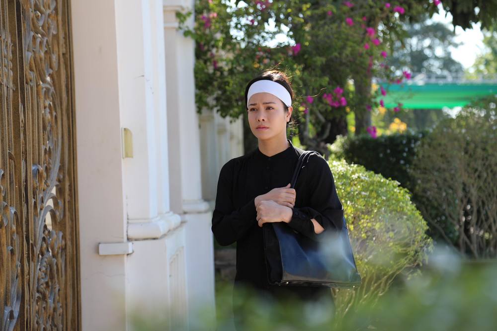 Nhật Kim Anh đeo khăn tang, mặt vô hồn đứng khóc trước cửa nhà