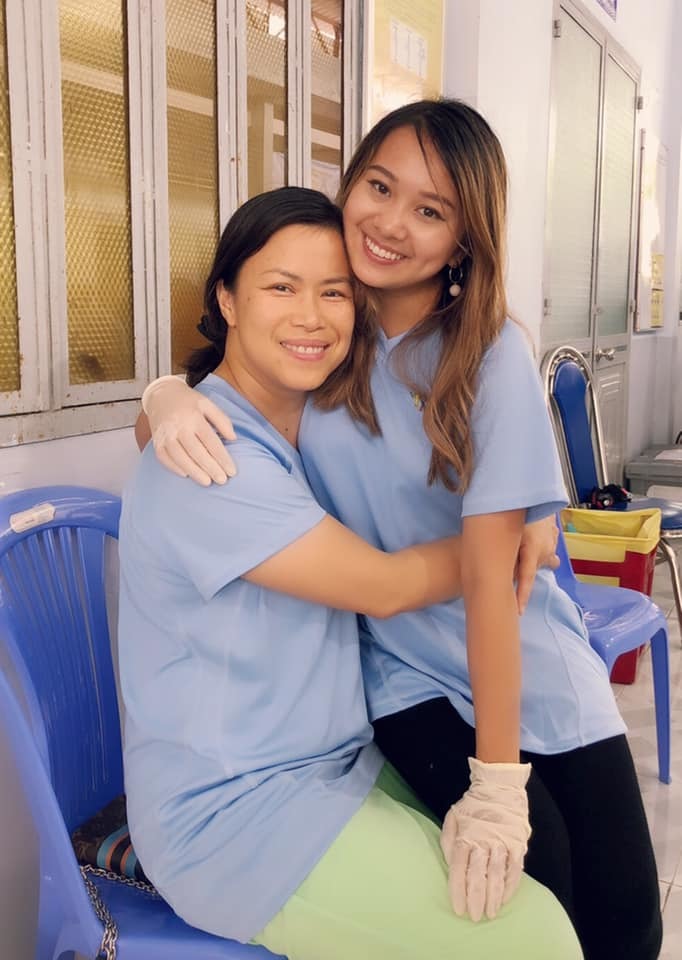 
Hình ảnh Yenli Nguyễn trong một chuyến đi từ thiện cùng HOPE giúp các bác sĩ chữa răng cho người nghèo tại Lâm Đồng, Việt Nam. - Tin sao Viet - Tin tuc sao Viet - Scandal sao Viet - Tin tuc cua Sao - Tin cua Sao