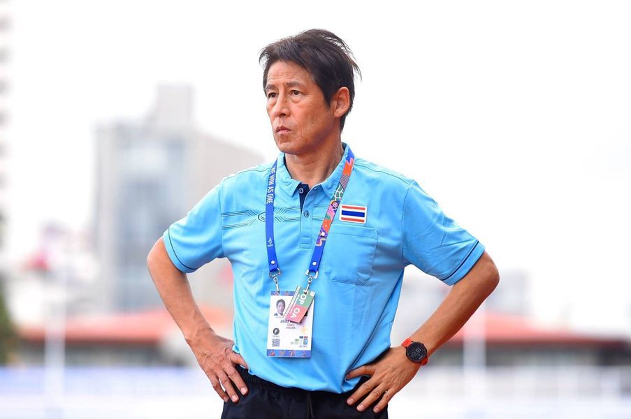  
HLV Nishino bị chê bai khá nhiều sau khi để U22 Thái Lan bị loại ngay từ vòng bảng. (Ảnh: Siam Sport).