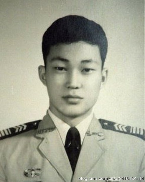  
Kim Siêu Quần thời trẻ, ông rất tích cực tham gia hoạt động nghệ thuật.