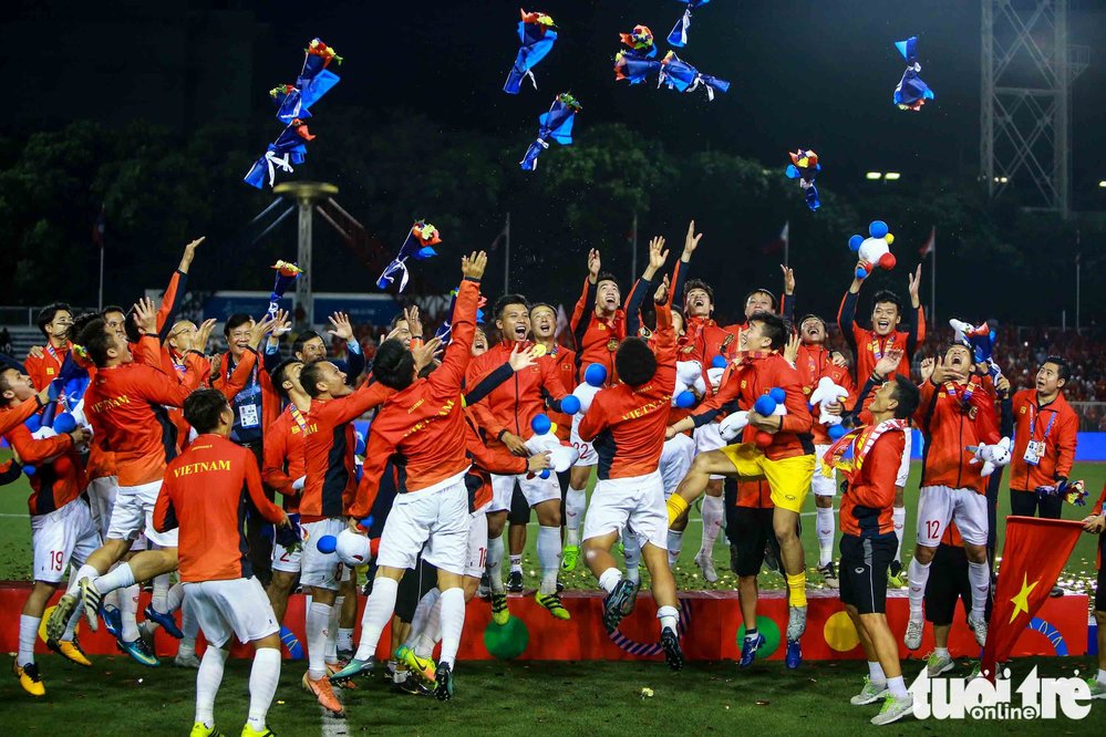  
Bầu Hiển vui mừng trước thành tích của bóng đá Việt Nam. Ảnh: Tuổi trẻ online