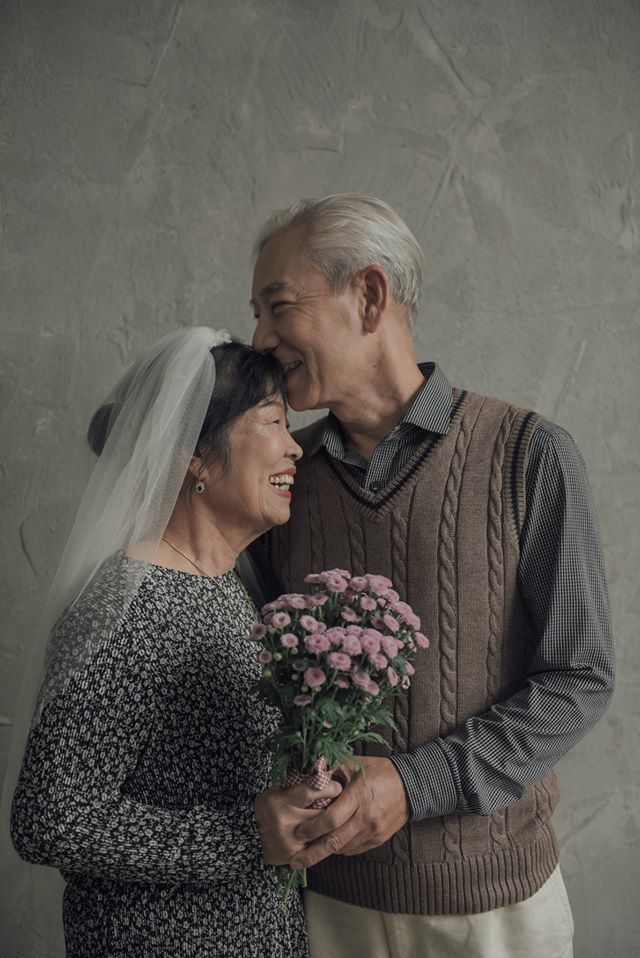 “Mãi mãi yêu em” - cặp đôi già này đã gây sốt trên các mạng xã hội với những bức ảnh đầy cảm xúc và yêu thương. Họ là minh chứng cho sự lứa đôi được đáng trân trọng và mãi mãi tôn vinh. Đừng bỏ lỡ cơ hội tìm hiểu về cặp đôi già gây thương nhớ này.