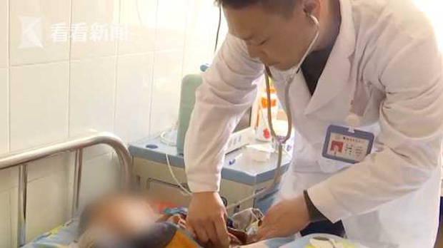  
Vị bác sĩ đang cố gắng cứu chữa cho đứa trẻ. (Ảnh: QQ News)