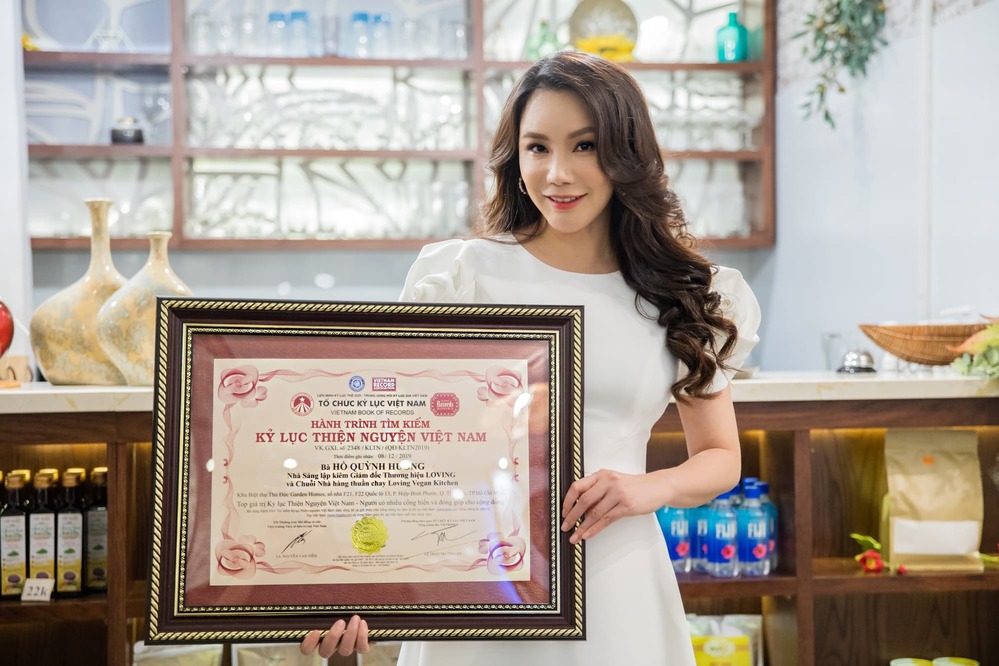  
Hồ Quỳnh Hương là nữ ca sĩ đầu tiên nhận được bằng chứng nhận kỷ lục thiện nguyện Việt Nam. - Tin sao Viet - Tin tuc sao Viet - Scandal sao Viet - Tin tuc cua Sao - Tin cua Sao