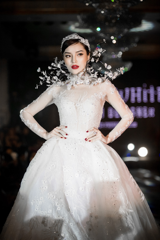  
Cách trang điểm môi đỏ đầy lôi cuốn của Hoa hậu Việt Nam 2014, phần cổ đính hoa 3D càng khiến cô nàng ấn tượng. 