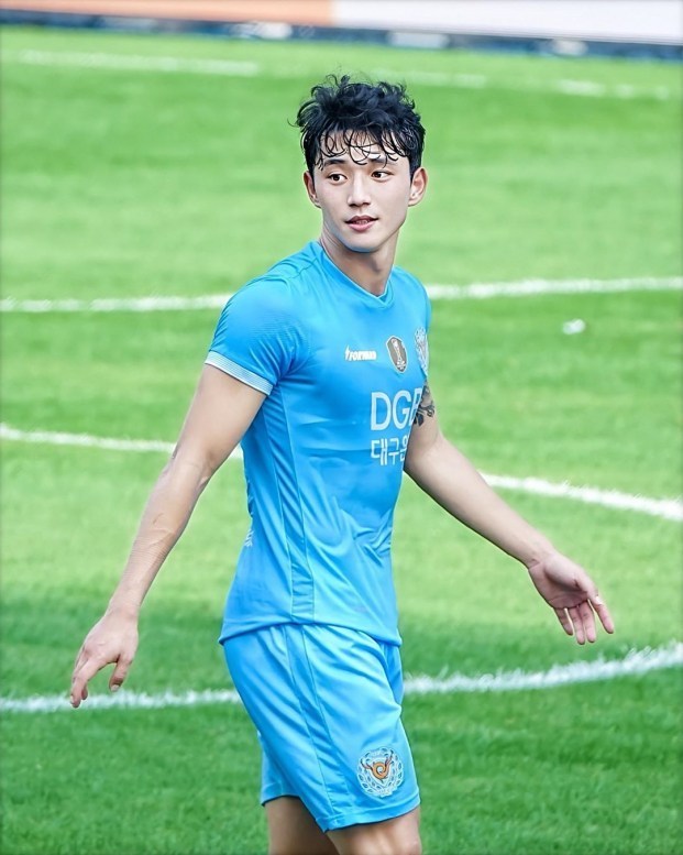  
Jeong Seung-won không chỉ đẹp trai mà còn đá bóng hay nữa. (Ảnh: Instagram).