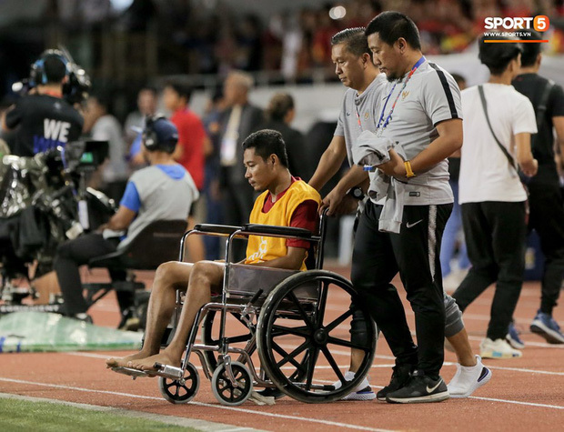  
Nỗi buồn của Evan Dimas khi phải rời sân bằng xe lăn.(Ảnh: Sport5)