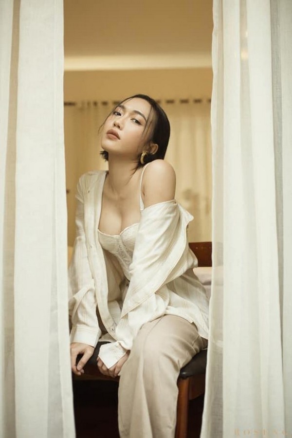  
Không kém cạnh người chị Ngọc Trinh, Diệu Nhi trong bộ ảnh mới đây cũng đã lựa chọn phong cách này. Nữ diễn viên chụp ảnh tông màu be Nhật Bản, cả bộ cành màu nude với điểm nhấn hoa tai và vòng tay của Chanel. 