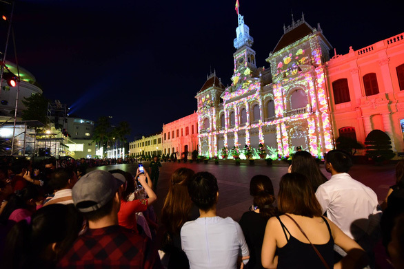  
Lễ hội ánh sáng rực rỡ cùng đồ họa 3D ở ngay trung tâm Sài Thành.
