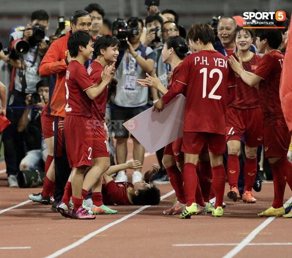  
Thậm chí đến khi đã giành chiến thắng, các cô gái vàng của bóng đá Việt cũng không còn đứng dậy nổi.