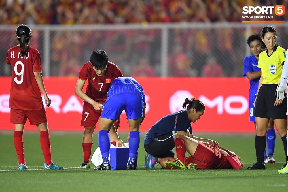  
Thể lực của các cô gái vàng bóng đá Việt gần như bị vắt kiệt.