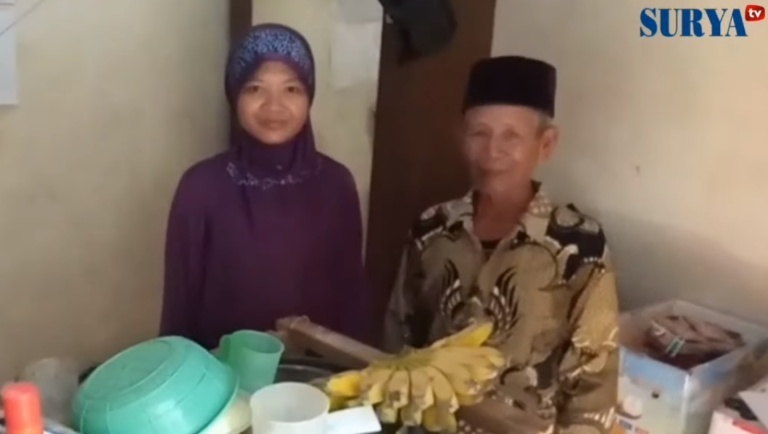  
Cô gái 28 tuổi người Indonesia đã chập nhận kết hôn với cụ ông 70 tuổi, vì tình yêu. (Ảnh: Surya)