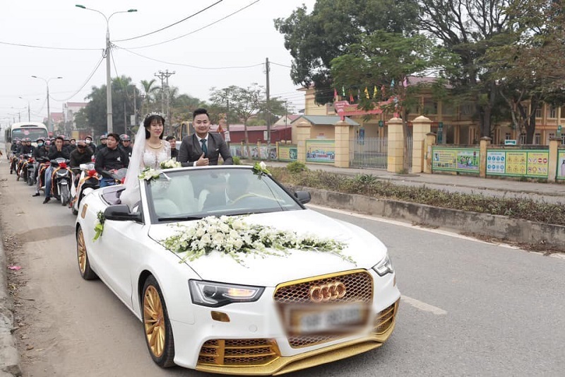  
Chú rể rước dâu bằng xe Audi mạ vàng...