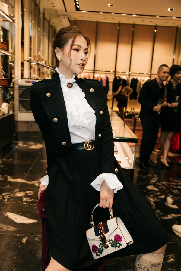  
Hoa hậu Trái đất - Phương Khánh diện đầm trắng đen đơn giản, mix cùng túi xách Gucci hoa và vớ cao cổ họa tiết monogram của nhà mốt Ý. 