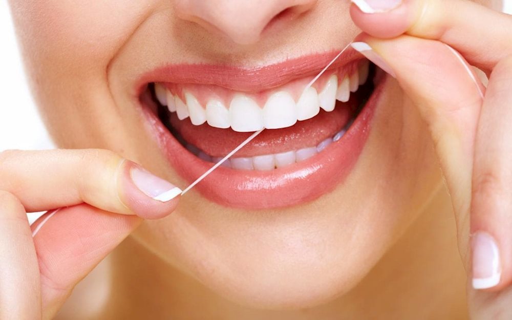  
Dùng chỉ nha khoa cũng là 1 bước làm sạch rất tốt cho răng miệng. (Ảnh minh họa)