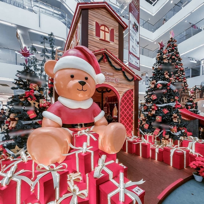  
Tranh thủ đến 5 trung tâm thương mại chụp hình sống ảo với không gian Giáng sinh được bày trí lộng lẫy.