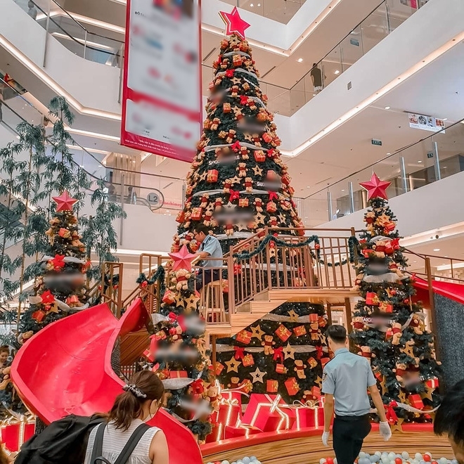  
Cây thông Noel "siêu to khổng lồ" tại Takashimaya – Saigon Centre.