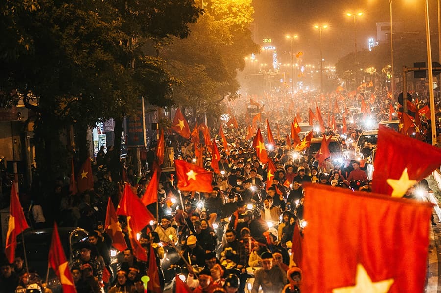  
Bạn đã sẵn sàng để nhuộm đỏ thành phố bằng bằng lá cờ Việt Nam vào tối nay chưa?