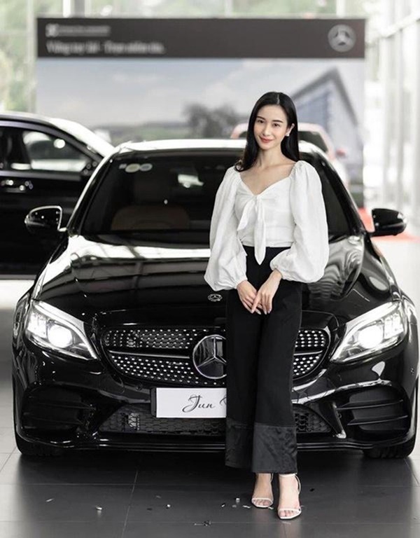  
Người đẹp Jun Vũ mới đây đã sắm xe hơi 2 tỷ, trong năm 2020 dự tính sẽ mua nhà ở trung tâm. (Ảnh FB) - Tin sao Viet - Tin tuc sao Viet - Scandal sao Viet - Tin tuc cua Sao - Tin cua Sao