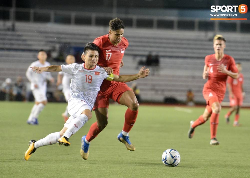  
Quang Hải gặp chấn thương sau pha va chạm với cầu thủ Singapore. (Ảnh: Sport 5)