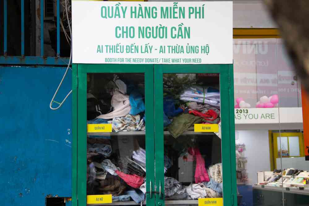  
Quầy hàng miễn phí "Ai thiếu đến lấy - ai thừa ủng hộ" tại Hà Nội (Ảnh: Dân trí)
