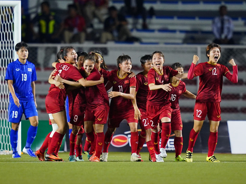  
Niềm vui của các nữ tuyển thủ Việt Nam sau bàn mở tỉ số trong hiệp phụ thứ nhất. (Ảnh: Thanhnien)