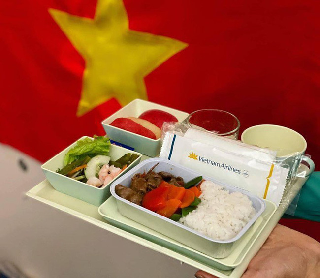  
Những món ăn được phục vụ trên chuyến bay đậc biệt chở các chàng trai, cô gái vàng của bóng đá Việt Nam trở về. (Ảnh: Onsport).