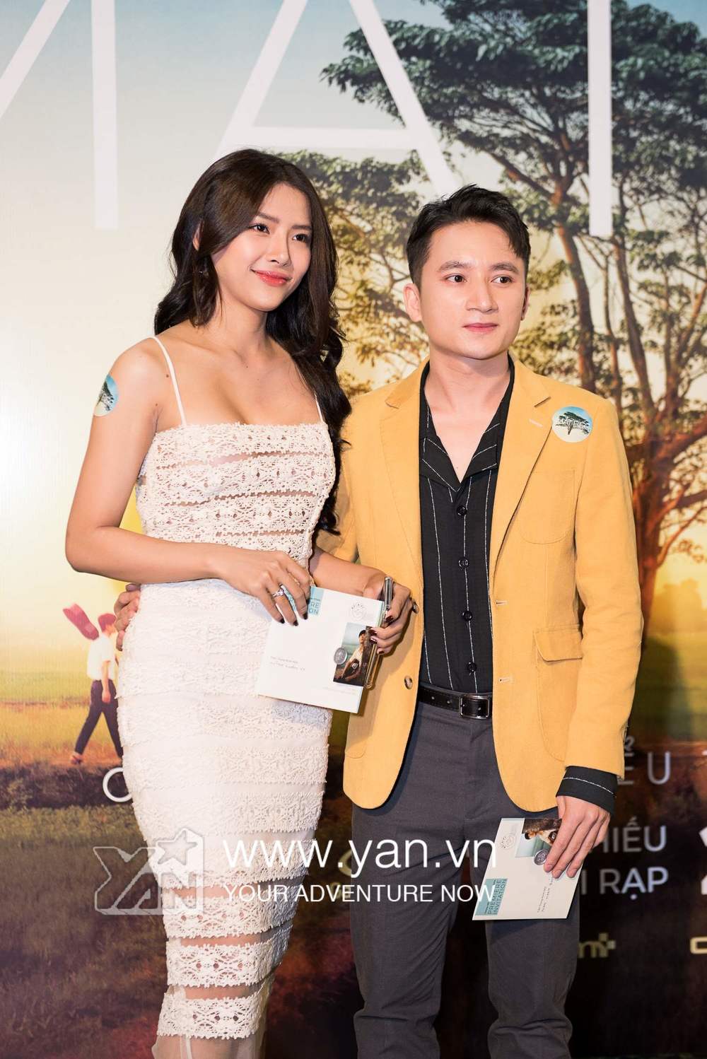  
Phan Mạnh Quỳnh​ đi cùng bạn gái.