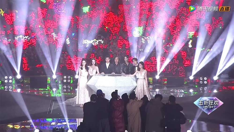  
Đây có lẽ sẽ là hình ảnh ấn tượng nhất của lễ trao giải Tinh Quang Đại Thưỏng. (Ảnh: Weibo).