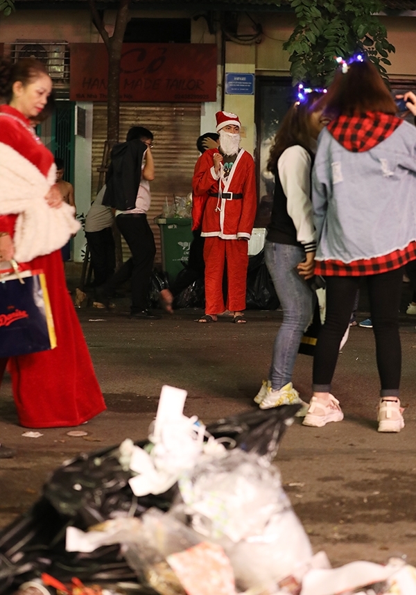  
Đường phố ngập trong rác sau đêm Noel. (Ảnh: VNExpress).