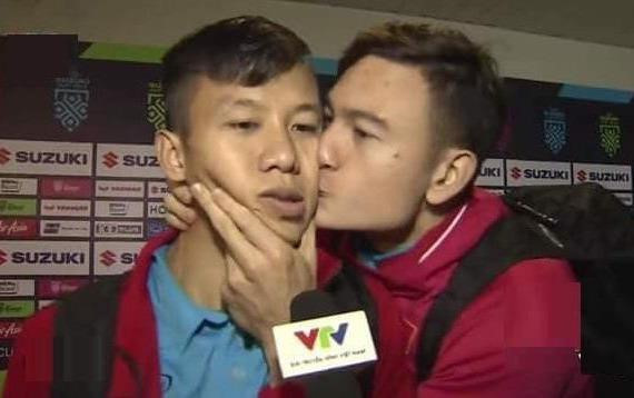  
Văn Lâm - Ngọc Hải cũng từng có nụ hôn tương tự. (Ảnh: VTV)