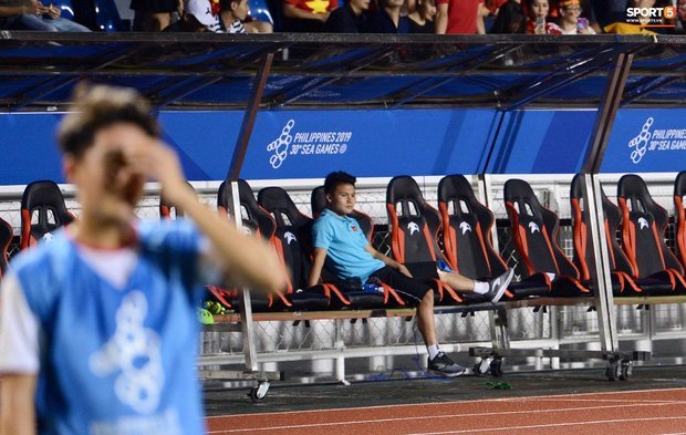 Fan xót xa khi thấy Quang Hải ngồi buồn trên ghế dự bị sau chấn thương