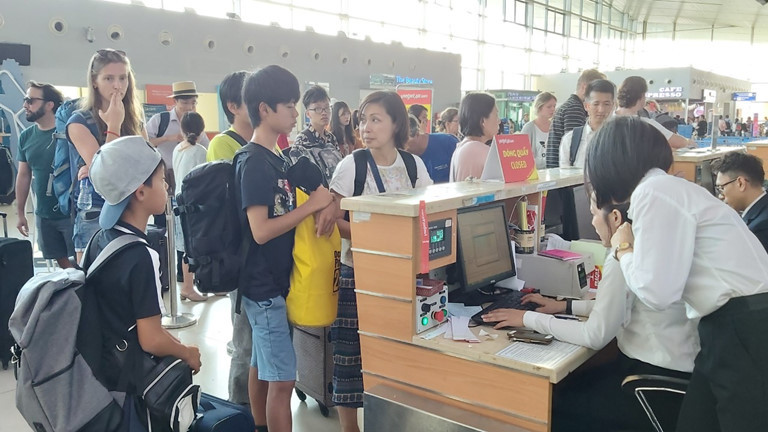  
Gia đình du khách Nhật Bản không may bị thất lạc giấy tờ khi sang Việt Nam du lịch (Ảnh: Thanh Niên)