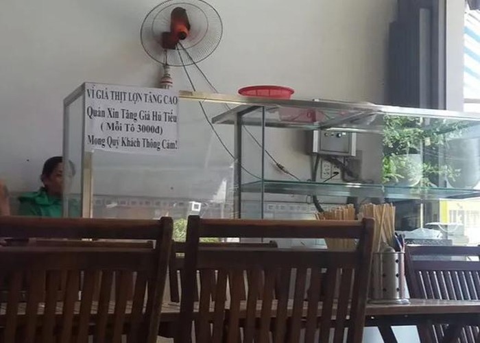Nhiều quán ăn đã phải treo biển tăng giá để thông báo với khách hàng (Ảnh: Vietnamnet)