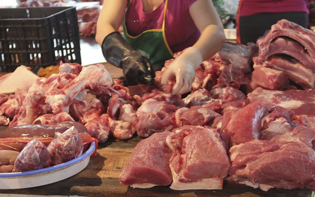  
Nhẩm tính sơ sơ, một người làm bánh chưng cho biết gia đình chị phải tích trữ tới 1 tạ thịt lợn mới đủ làm hàng trả trong dịp Tết Nguyên Đán (Ảnh: Báo Dân Sinh)