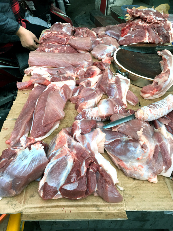  
Giá thịt lợn tăng chóng mặt khiến các hộ kinh doanh cảm thấy ngao ngán (Ảnh: Vietnamnet)