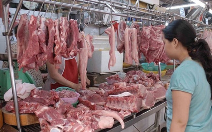 Giá thịt tăng liên tục khiến người dân ngao ngán (Ảnh: Pháp luật Plus)