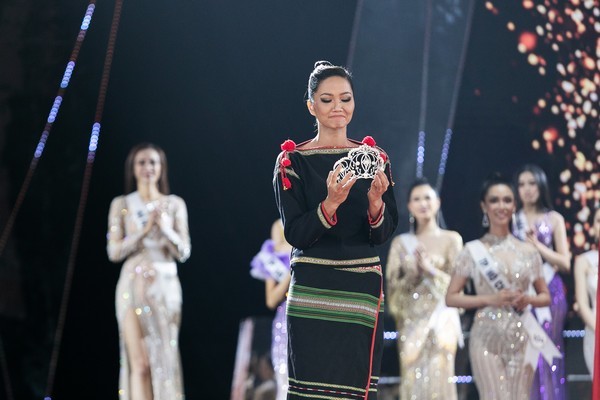  
Cô Hoa hậu đi chân đất, diện đầm thổ cẩm là hình ảnh hoàn hảo khép lại hành trình 2 năm Hoa hậu Hoàn vũ của H'Hen Niê. 