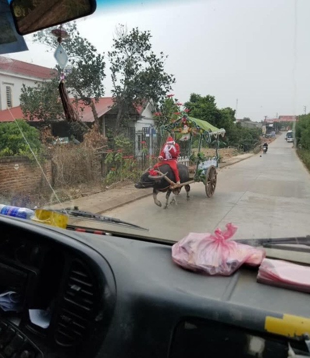  
Hình ảnh Noel đậm chất miền quê Việt Nam, vừa hài hước vừa thú vị.