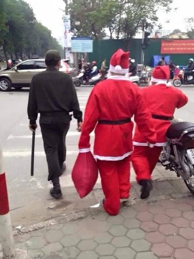  
Còn hai ông già Noel trên chắc không tuân thủ luật giao thông nên bị cảnh sát cơ động cho lên phường đây mà.