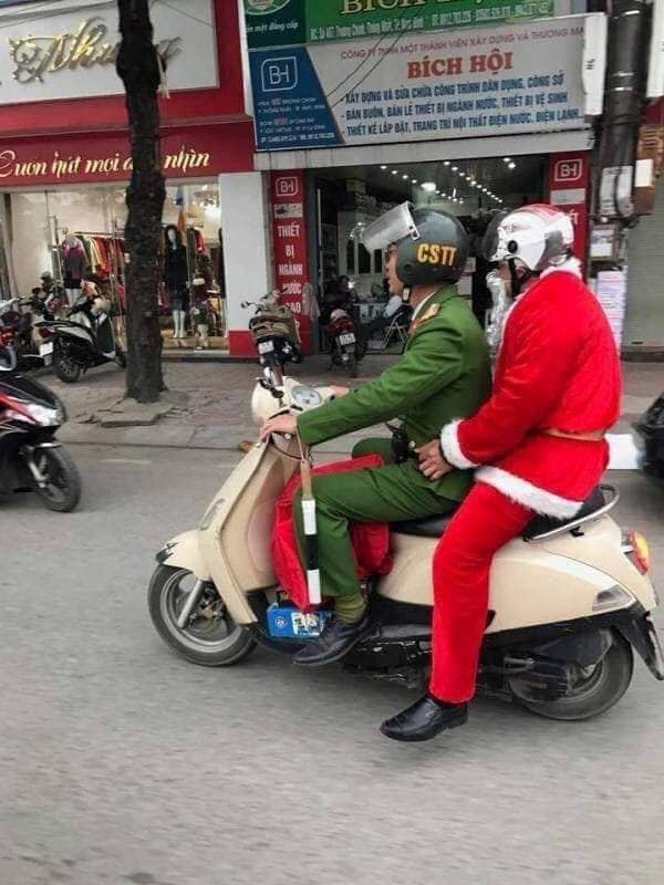 Hãy xem những hình ảnh vui nhộn của ông già Noel trong lễ hội giáng sinh sắp tới. Bạn sẽ được thưởng thức những tiết mục hài hước và ấm áp từ những người mặc trang phục ông già Noel.
