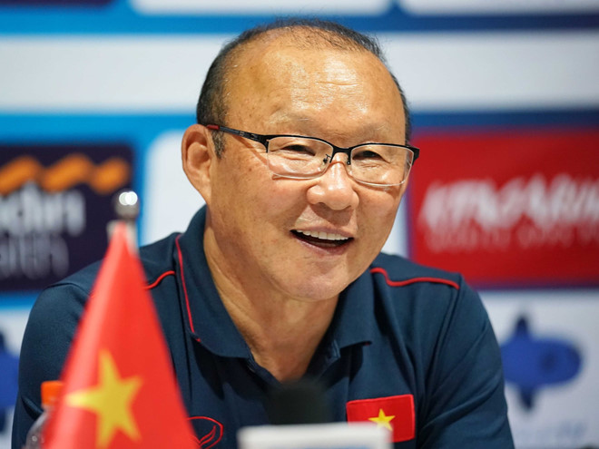  
Dù từng có ý định từ chức nếu không vô địch SEA Games, song giờ đây tấm huy chương vàng đã có, thầy Park chắc chắn sẽ gắn bó lâu dài với bóng đá Việt Nam. (Ảnh: Thanh Niên).