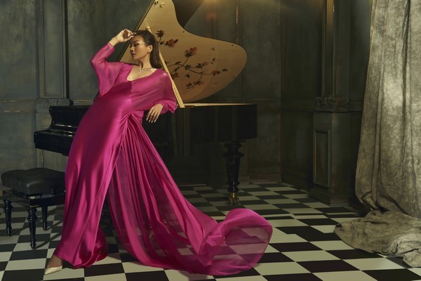  
Siêu mẫu Thanh Hằng trong chiếc đầm lụa tím hồng sang trọng, người đẹp tạo dáng bên cạnh chiếc đàn piano Dragonfly màu đen trị giá 5 tỉ của Bösendorfer. 