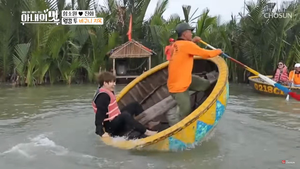 
Anh chồng Trần Hòa gắng sức bám vào thuyền để không bị rơi. Ảnh cắt từ clip: TV Chosun