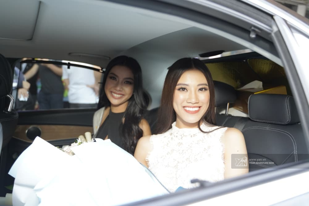 Hoa hậu Khánh Vân cùng hai Á hậu bật khóc khi trở về sau đăng quang - Tin sao Viet - Tin tuc sao Viet - Scandal sao Viet - Tin tuc cua Sao - Tin cua Sao