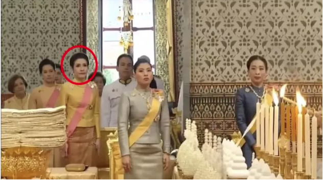  
Hình ảnh Hoàng quý phi mặc đồ cùng màu với Hoàng hậu và đứng khá xa so với chỗ của Quốc Vương. (Ảnh: Thaipost)