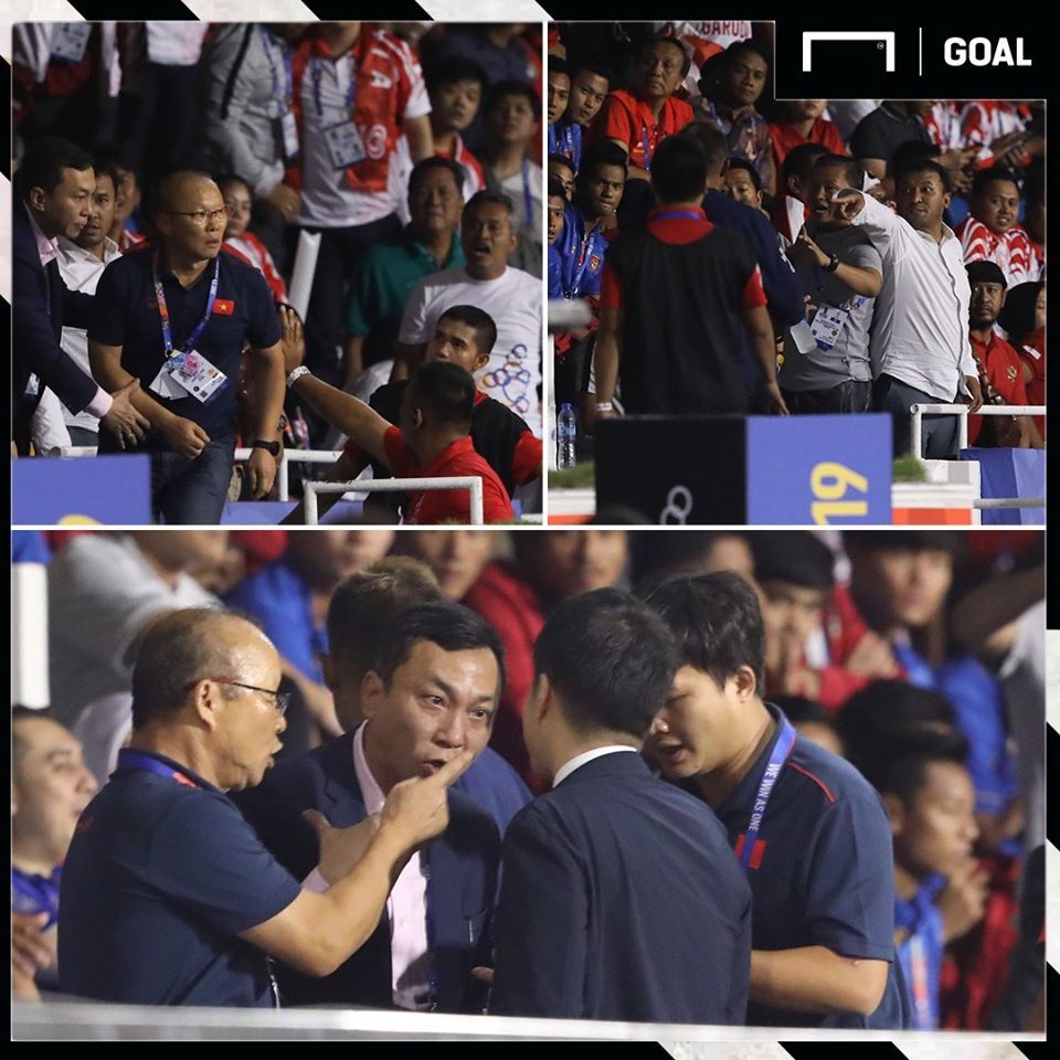  
CĐV Indonesia đe dọa thầy Park sau khi ông nhận thẻ đỏ từ trọng tài. (Ảnh: Goal Vietnam)